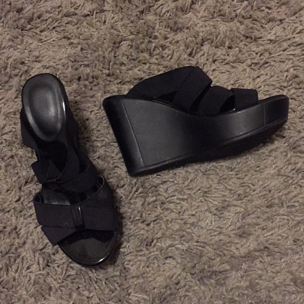 black wedges